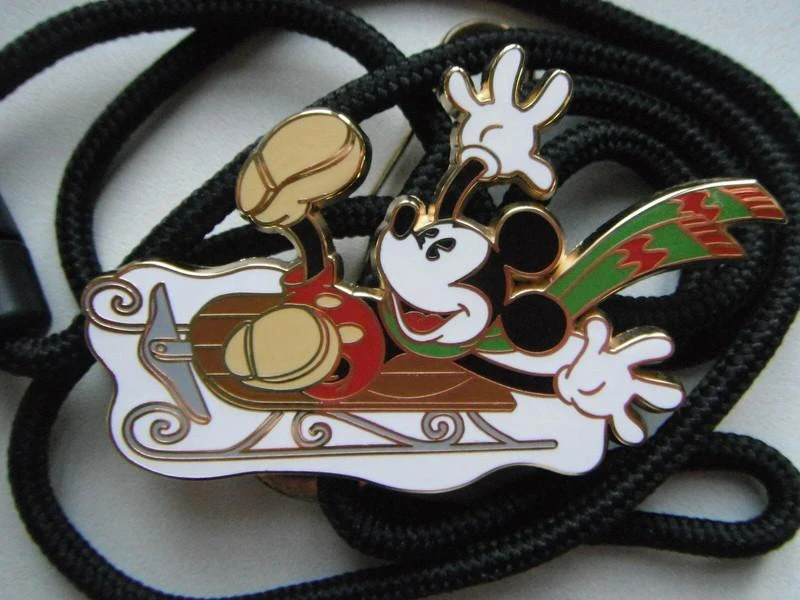 Rare lanière cordon pour pins disney Mickey sur luge